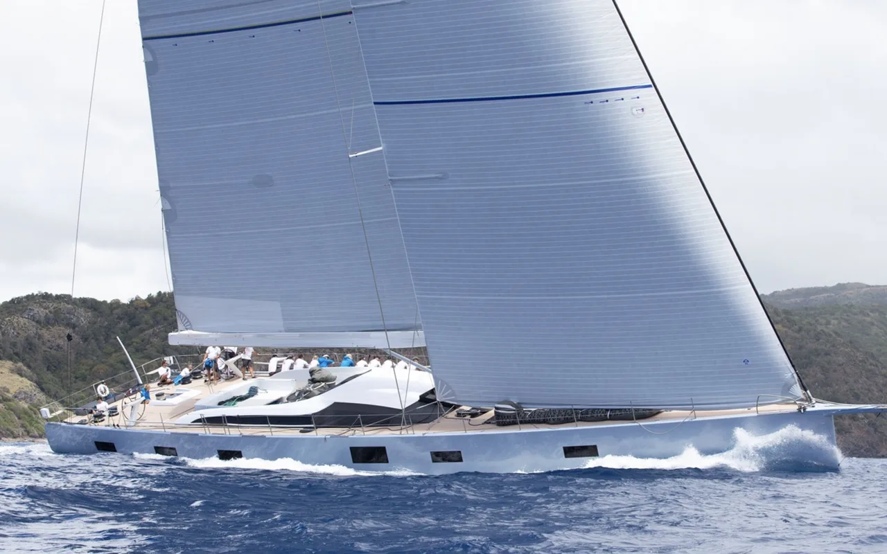 Liara under sail, across two frames